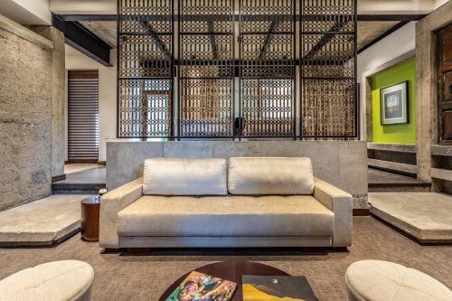 a couch in the middle of a room at Alko Hotel Casa Nispero in Cali