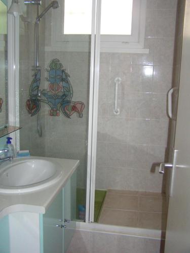 une salle de bain avec douche et lavabo dans l'établissement valras appartement T2 proche mer et port, à Valras-Plage