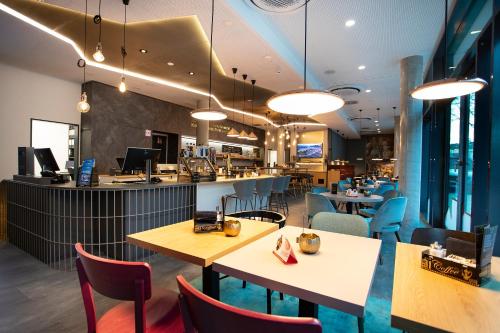 ibis Styles Pforzheim tesisinde bir restoran veya yemek mekanı