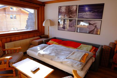Kleines Zimmer mit einem Bett und einem Tisch in der Unterkunft Sportrama 115 in Verbier