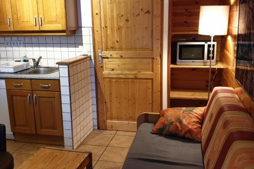 Il comprend une petite cuisine avec un canapé et un four micro-ondes. dans l'établissement Cellier 4, à Les Deux Alpes