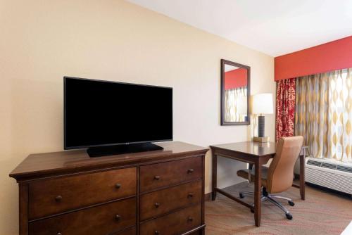 TV a/nebo společenská místnost v ubytování La Quinta by Wyndham Pigeon Forge