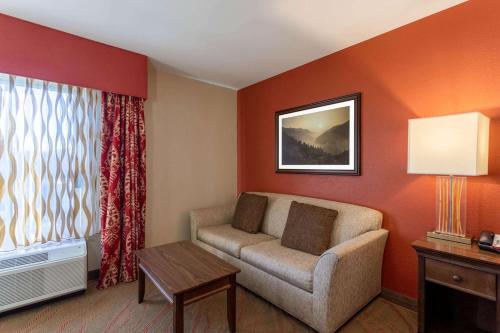 Posezení v ubytování La Quinta by Wyndham Pigeon Forge