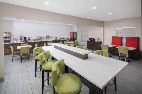 Μια τηλεόραση ή/και κέντρο ψυχαγωγίας στο La Quinta Inn by Wyndham Calhoun South I-75