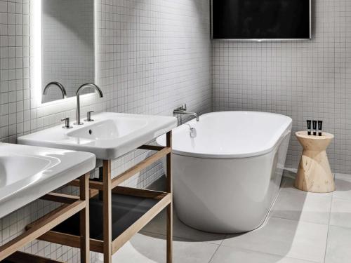 ナガンビーにあるThe Mitchelton Hotel Nagambie - MGallery by Sofitelのバスルーム(シンク2台、バスタブ付)