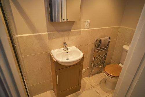 Ένα μπάνιο στο Bakers Rest ideal for 2 families centrally located in Grasmere with walks from the door