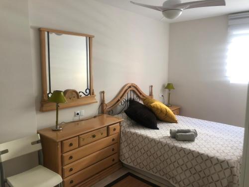1 dormitorio con 1 cama con tocador y espejo en Apartament Burjasot Free Wifi en Burjasot