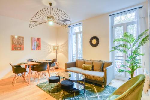 un salon avec un canapé et une table dans l'établissement Le Franklin Roosevelt, à Marseille