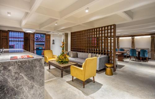 a living room with a couch and chairs and a table at Alko Hotel Casa Nispero in Cali