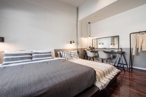 Кровать или кровати в номере Aridom Designer Loft House