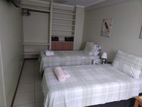Cama o camas de una habitación en Ipê Rosa Apartamento