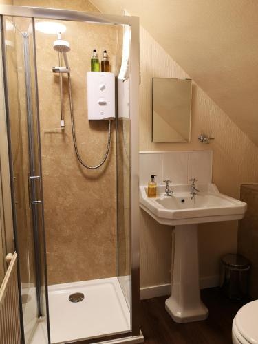 Bilik mandi di Cranford Guest House