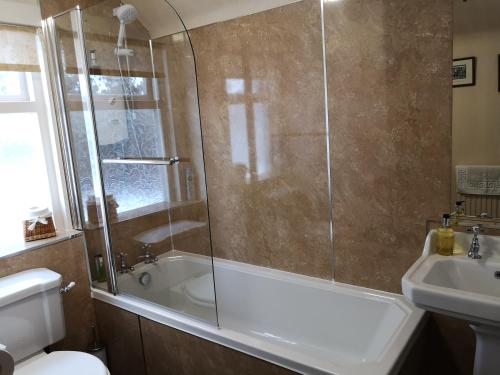 Bilik mandi di Cranford Guest House