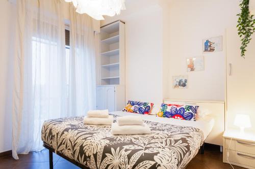- une chambre avec un lit et des serviettes dans l'établissement Porta Al Prato Cozy Apartment, à Florence