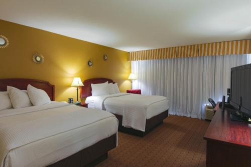 Tempat tidur dalam kamar di MCM Elegante Hotel & Suites Lubbock