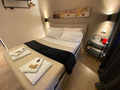 En eller flere senge i et værelse på Kings Of Rome Apartments