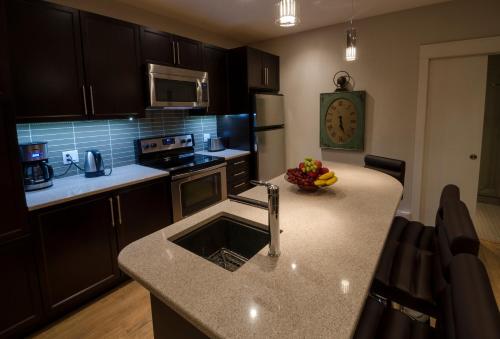 una cocina con fregadero y encimera en Around the Sea - Cana da's Rotating House, Suites & Tours, en North Rustico