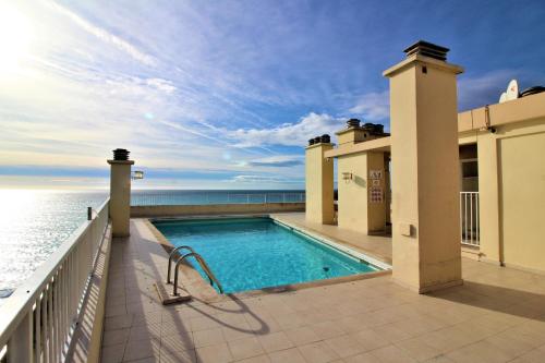 - une piscine sur un balcon donnant sur l'océan dans l'établissement Studio Royal Lux by Booking Guys, à Nice