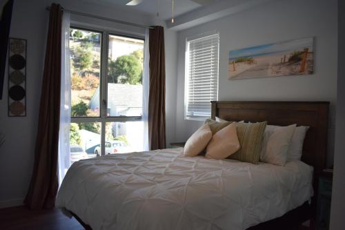 1 dormitorio con cama y ventana grande en 245 San Miguel en Avila Beach