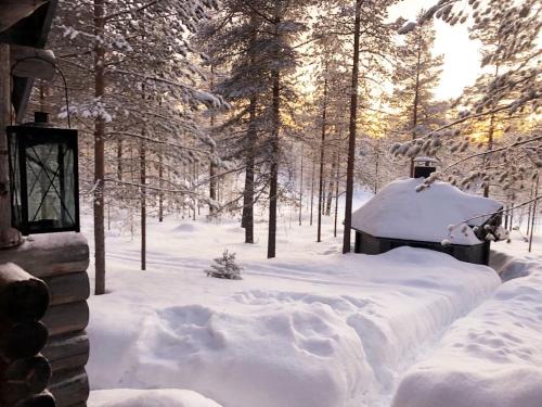 un cortile coperto di neve accanto a una casa di Villa Kelotupa a Hossa