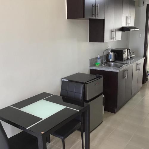 Una cocina o cocineta en Studio Condominium - Short and Long Term Staycation