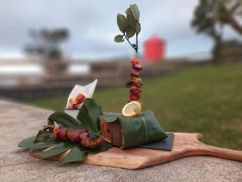 a wooden spoon with a toy boat on a table at Pátio Ecolodge in Cedros