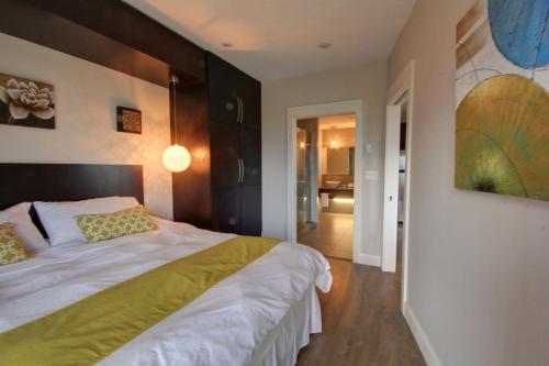 1 dormitorio con 1 cama grande y pasillo en Around the Sea - Cana da's Rotating House, Suites & Tours, en North Rustico