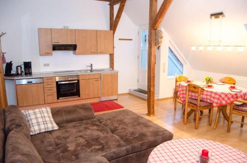 ein Wohnzimmer mit einem Sofa und einem Tisch in der Unterkunft Neulandhof Spöring in Walsrode
