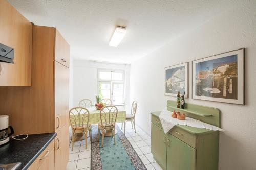 uma cozinha com mesa e cadeiras num quarto em Ferienwohnungen zum Nachtwächter em Meersburg