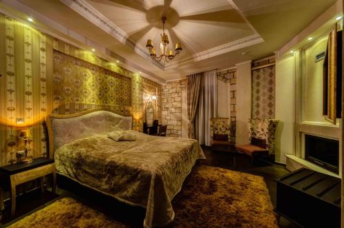 سرير أو أسرّة في غرفة في Chateau Rond Boutique Hotel & Spa