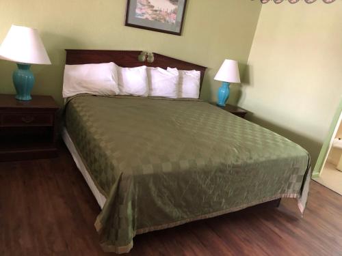 a bed in a hotel room with two lamps at Lone Star Inn in Cisco