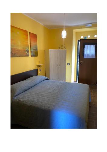 a bedroom with a large bed in a room at Alloggio Turistico 103 in Capodimonte