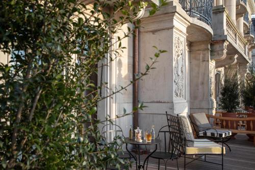 a patio with chairs and a table on a building at La Réserve Eden au Lac Zurich in Zürich