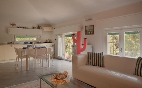 a living room with a couch and a table at Maestrale 2 in Marina di Pietrasanta