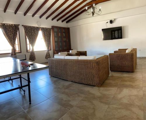 薩帕托卡的住宿－Hotel Abadias De Zapatoca，带沙发和桌子的客厅