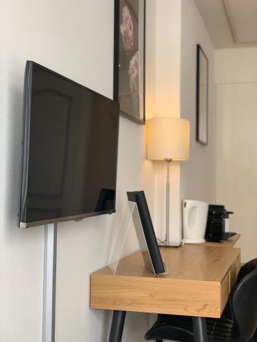 a flat screen tv hanging on a wall at Hotel Grand Canal in Delft