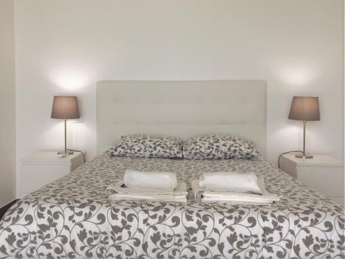 a bedroom with a large bed with two lamps at Casa da Colina - Villa in the Countryside in Sobral do Parelhão