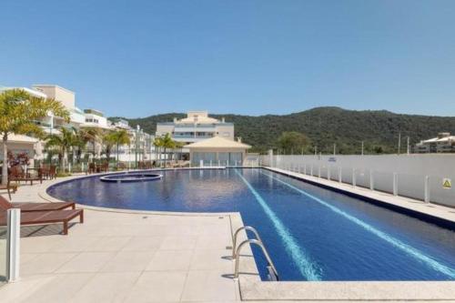 uma grande piscina num resort em Apartamento Praia Norte Ingleses em Florianópolis