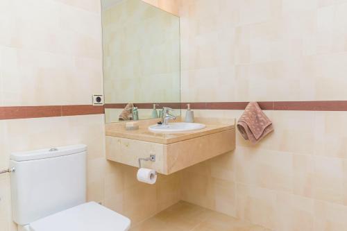 ミハスにあるNew 2BR 2BA Fully equipped - Alamar La Calaのバスルーム(トイレ、洗面台付)