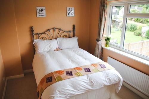 - une chambre avec un lit doté d'une couette dans l'établissement Zen House Bath, à Bath