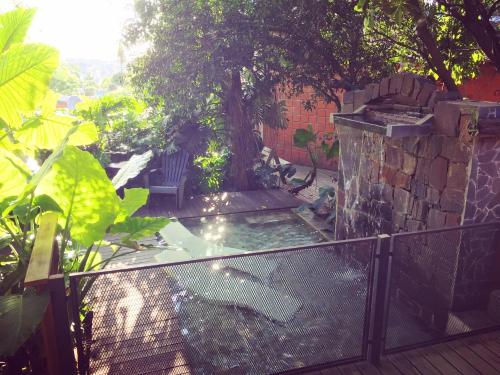 a garden with a koi pond on a fence at Descanso Verde in Oberá