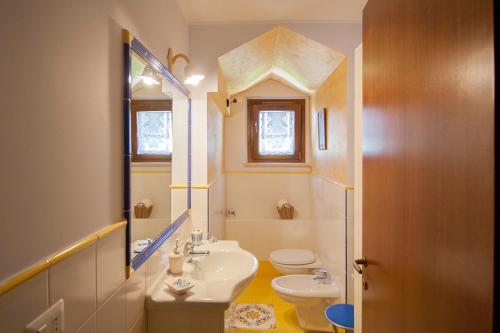 un piccolo bagno con lavandino e servizi igienici di Il Podere Sul Mare a Termoli