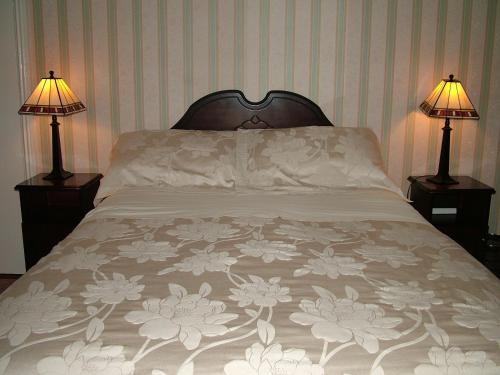 Una cama o camas en una habitación de Hillside House