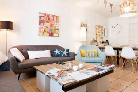 un salon avec un canapé et une table dans l'établissement Superbe appartement avec terrasse en centre ville, à La Rochelle