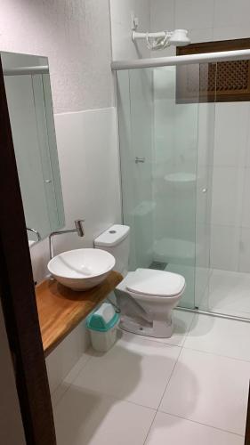 a bathroom with a toilet and a sink and a shower at Loft Pireneus 1 in Pirenópolis