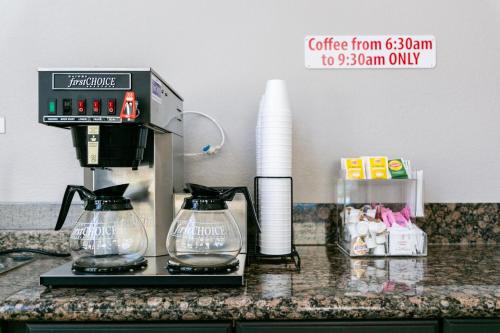 Kemudahan buat kopi dan teh di Anaheim Discovery Inn and Suites