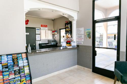 Dapur atau dapur kecil di Anaheim Discovery Inn and Suites