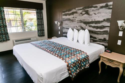 Katil atau katil-katil dalam bilik di Anaheim Discovery Inn and Suites