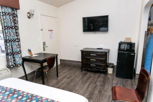 Dapur atau dapur kecil di Anaheim Discovery Inn and Suites