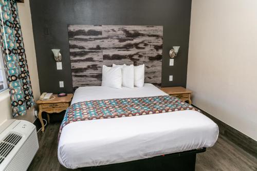 Katil atau katil-katil dalam bilik di Anaheim Discovery Inn and Suites